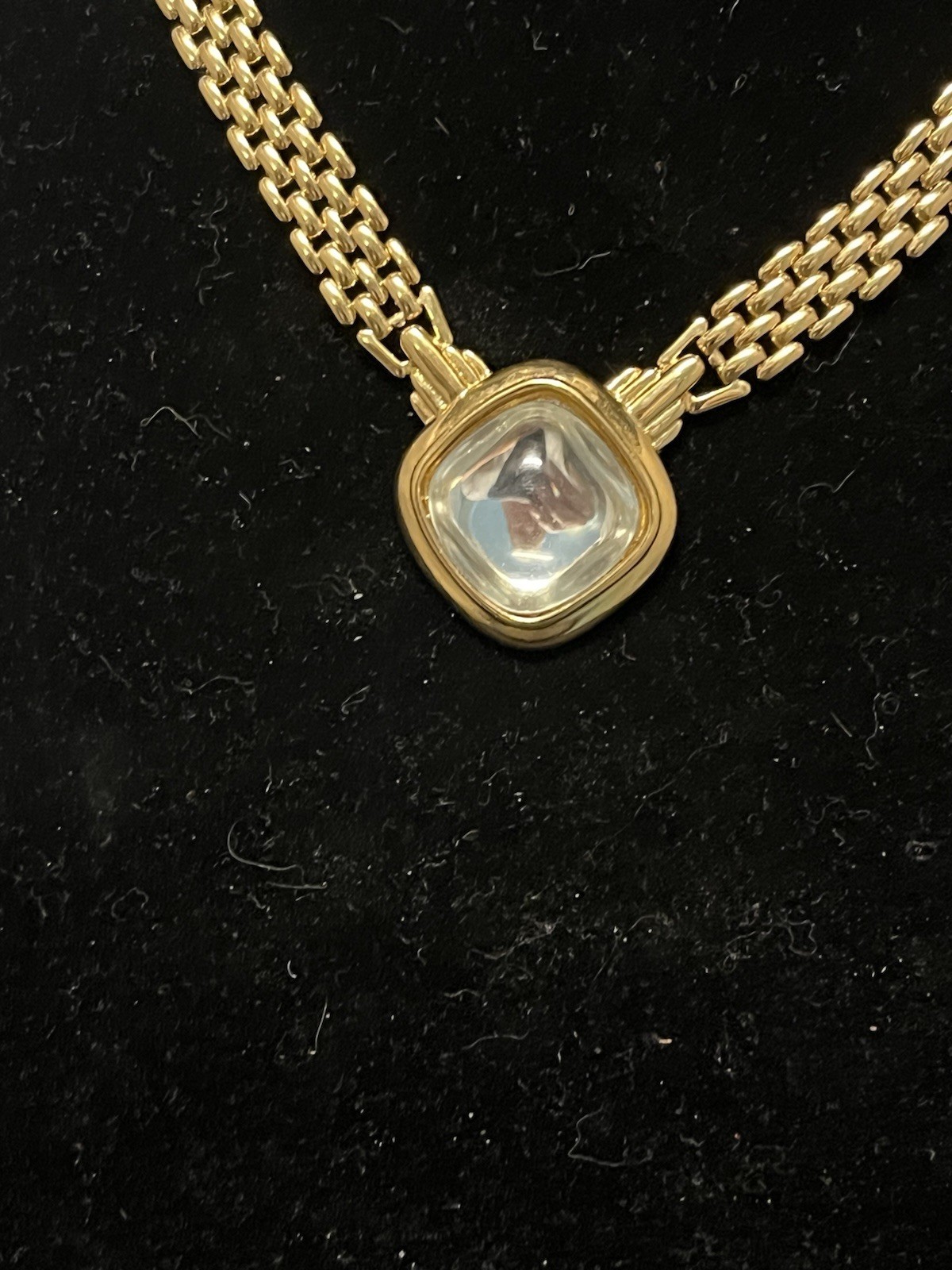 VINTAGE 16″ TRIFARI WEAVE CLEAR GLASS PENDANT GOLD TONE NECKLACE