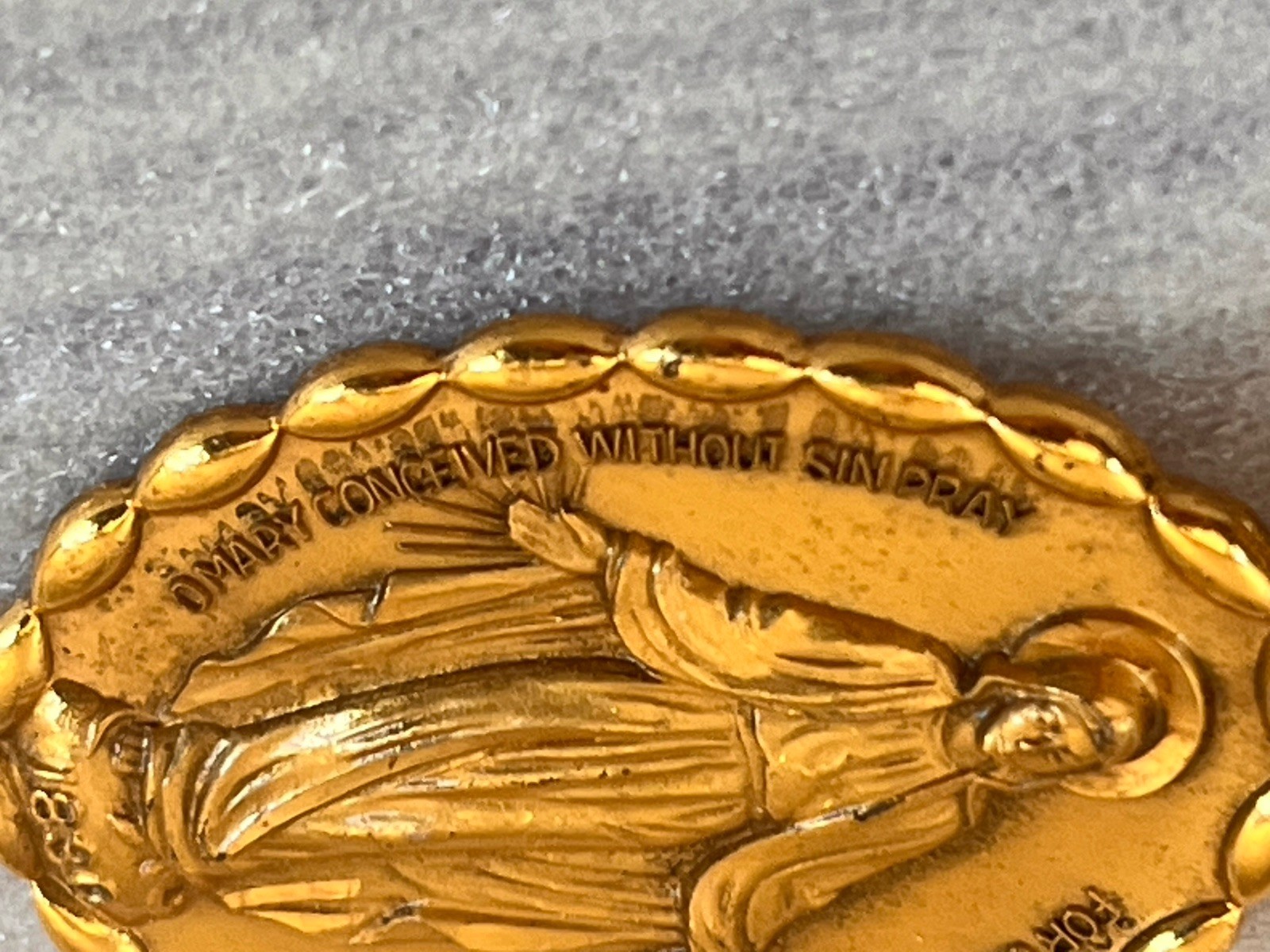 VTG Creed USA 12 K Gold Filled Mother Virgin Mary Medal Pendant Necklace