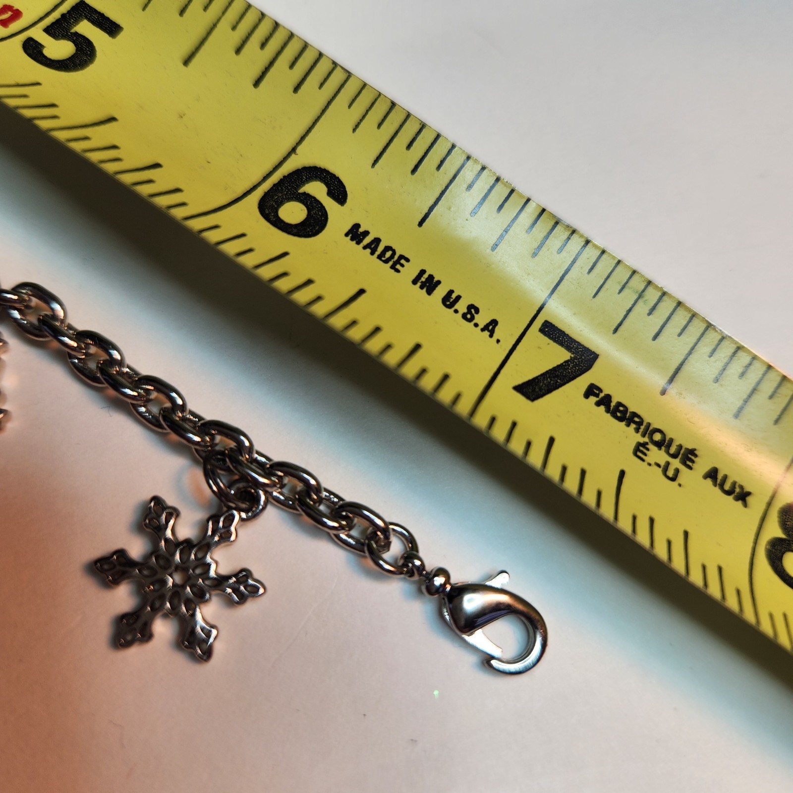Vintage Bracelet 7 Snowflake Charms Silvertone 7.5″ Lobster Clasp Non- Magnetic