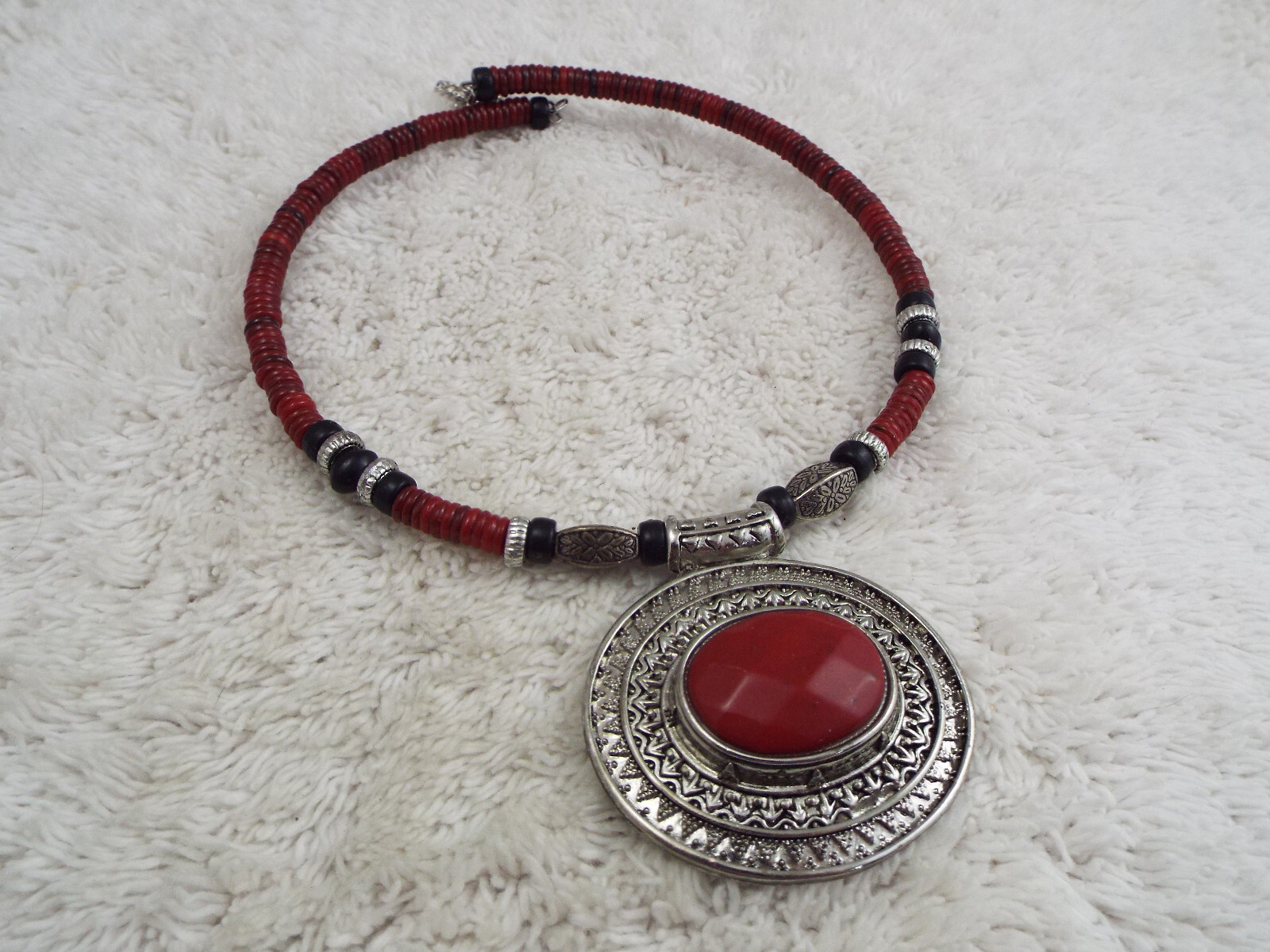 Silvertone Red Black Bead Pendant Collar Necklace (D45)