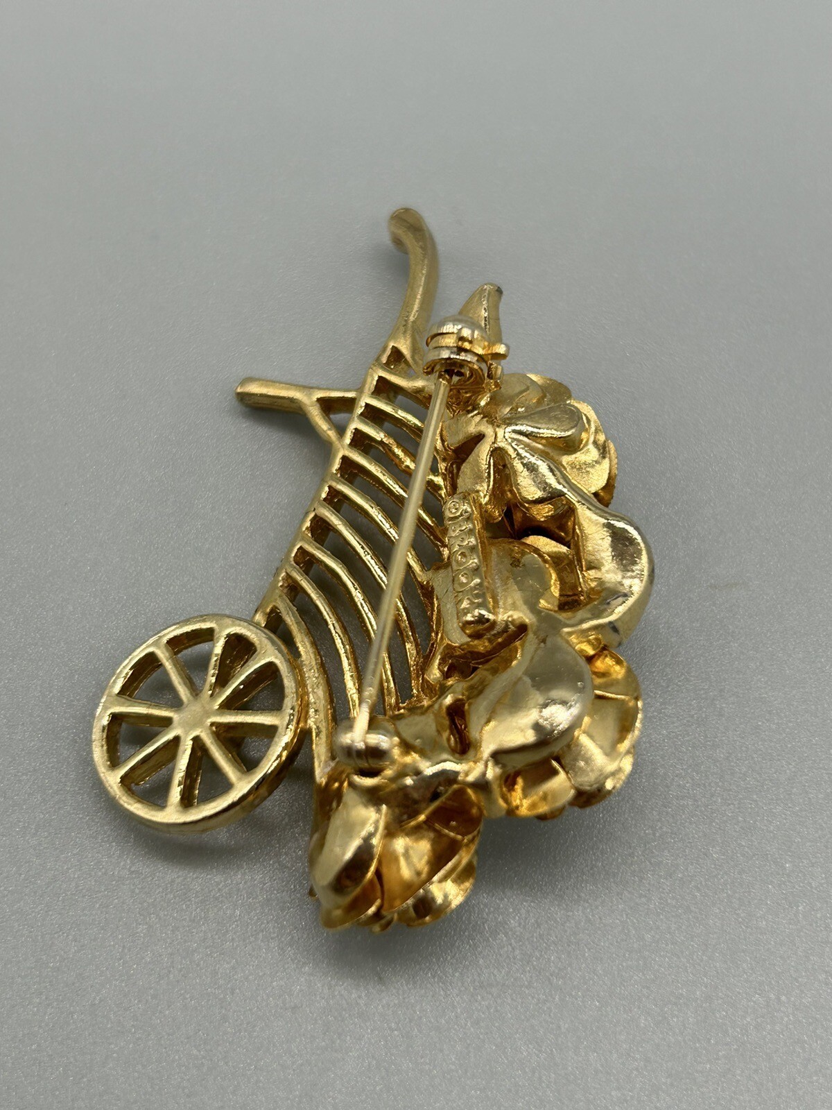 Brooks Textured Flowers Rose Bouquet Wheelbarrow Gold Tone Brooch Pin