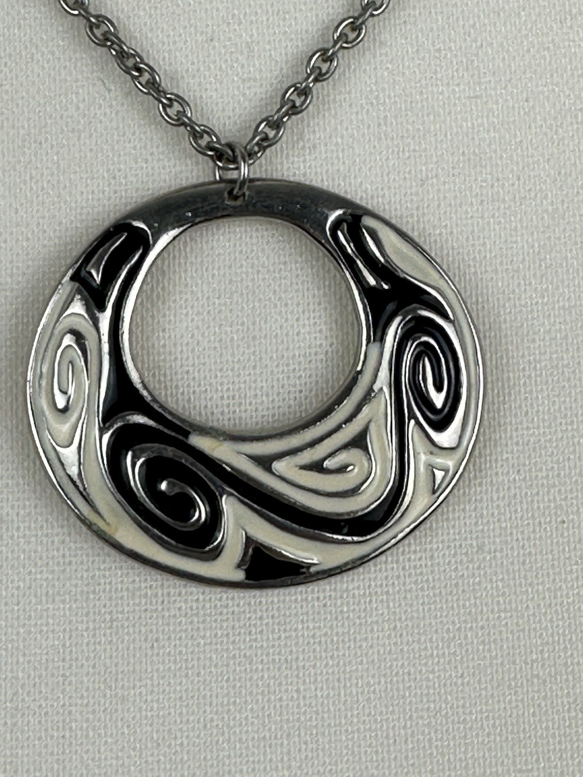 PENDANT MCM WHITE BLACK ENAMEL SWIRL DESIGN SILVER TONE CHAIN NECKLACE