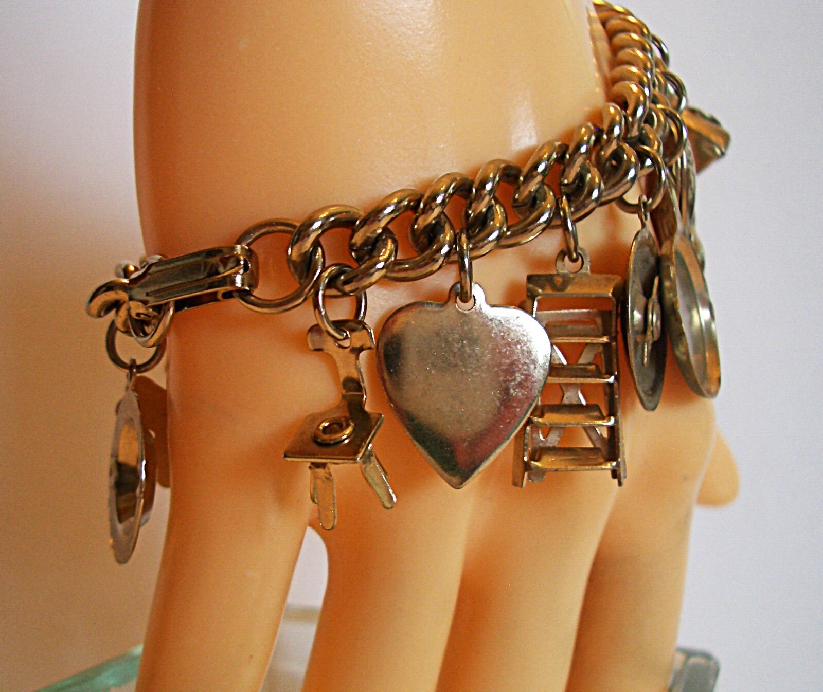 Vtg ’50s Gold Tone 15 Charms 7″ Bracelet Heavy Curb Link Chain Includes Ashtray
