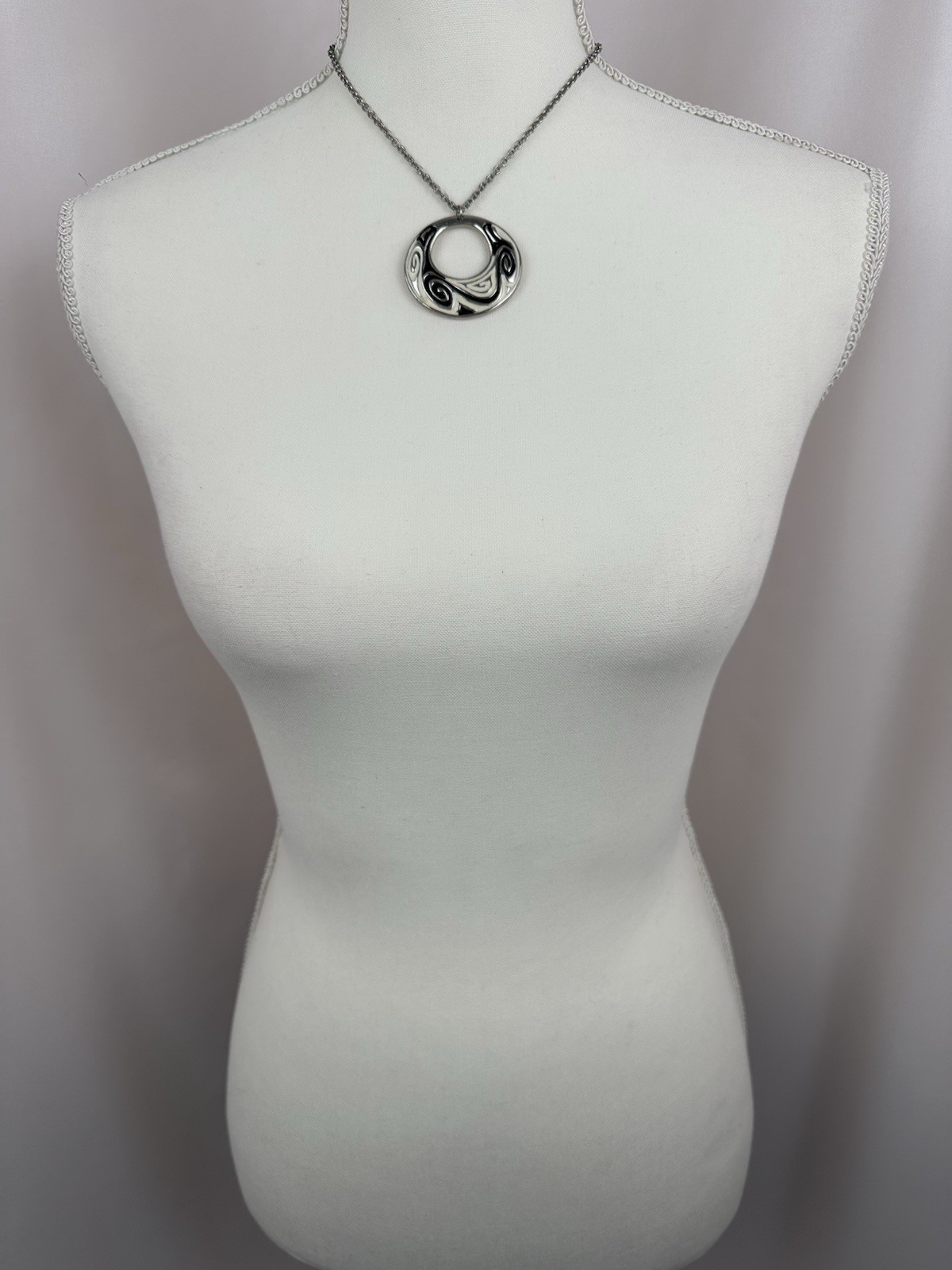 PENDANT MCM WHITE BLACK ENAMEL SWIRL DESIGN SILVER TONE CHAIN NECKLACE