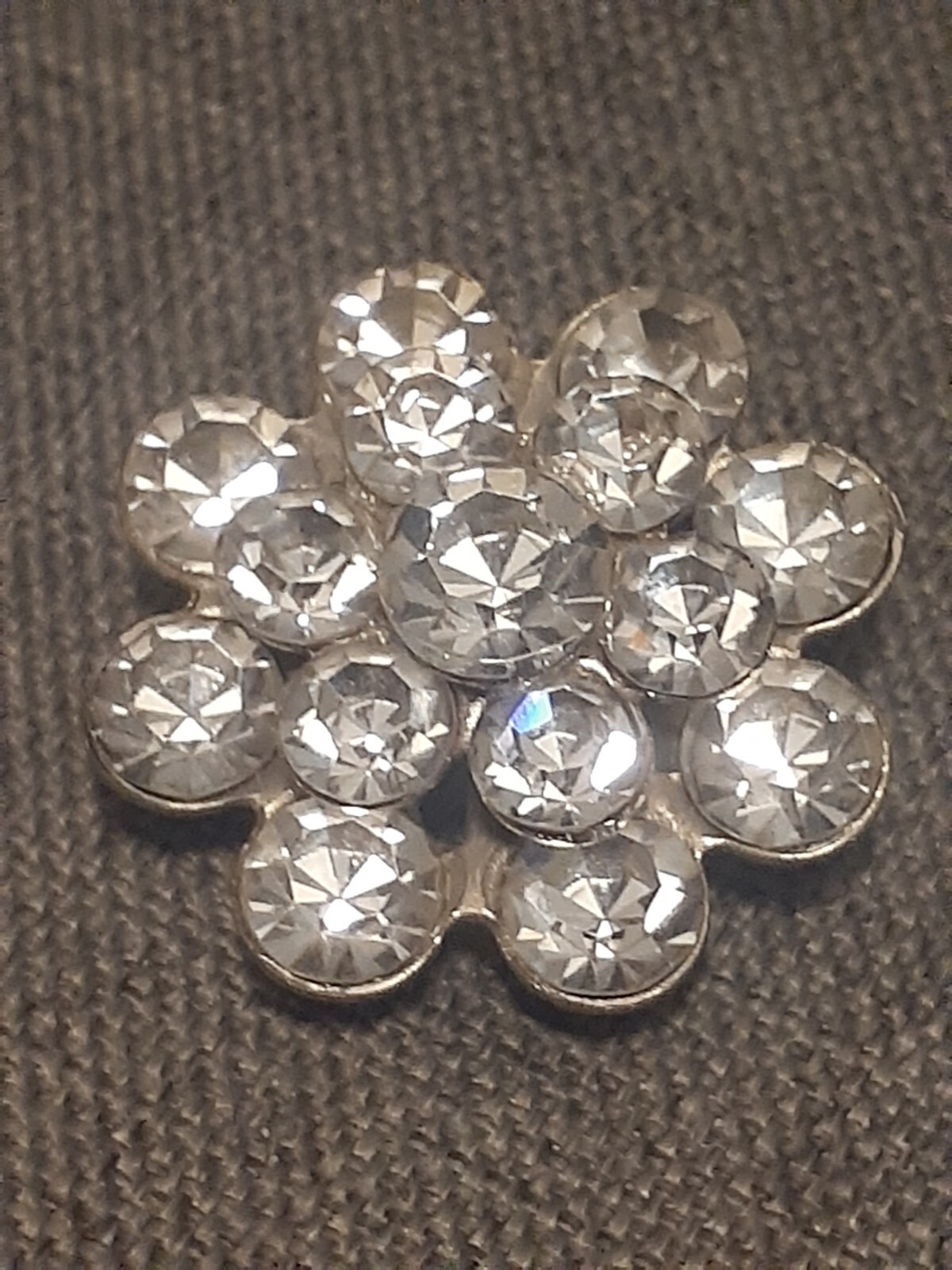 Vintage fauceted rhinestone cluster round Silvertone brooch/pin