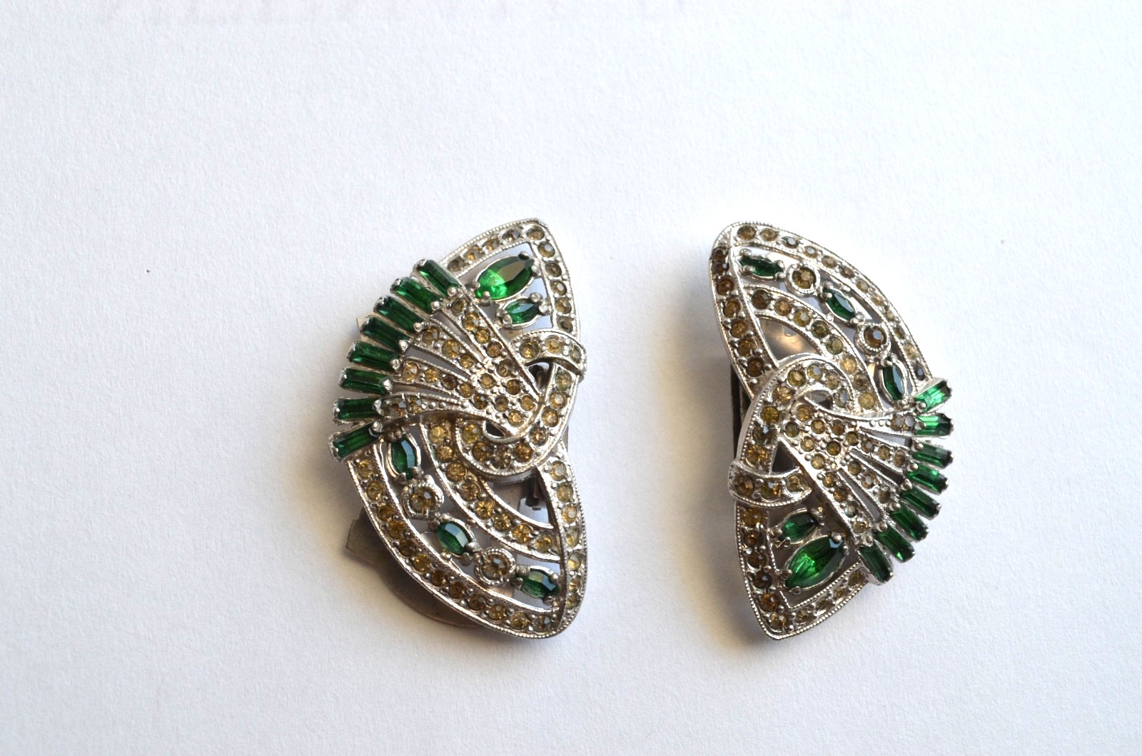 Beautiful Pair Of Art Deco Silver Tone Rhinestone Fur Dress Clip Emerald Green