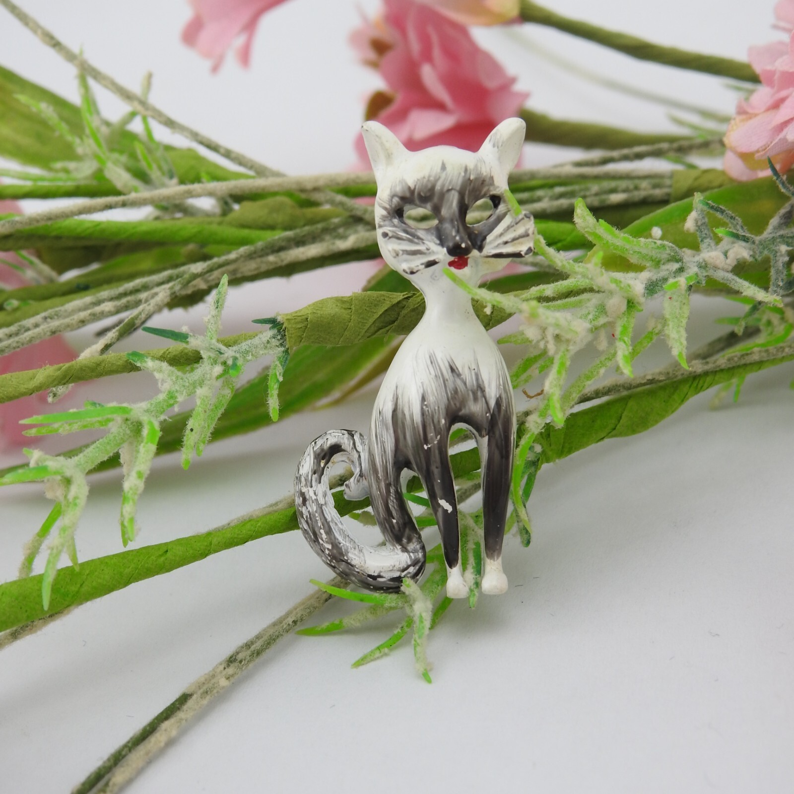 Vintage Cat Pin White & Black Painted Metal Un Marked 2″ Tall