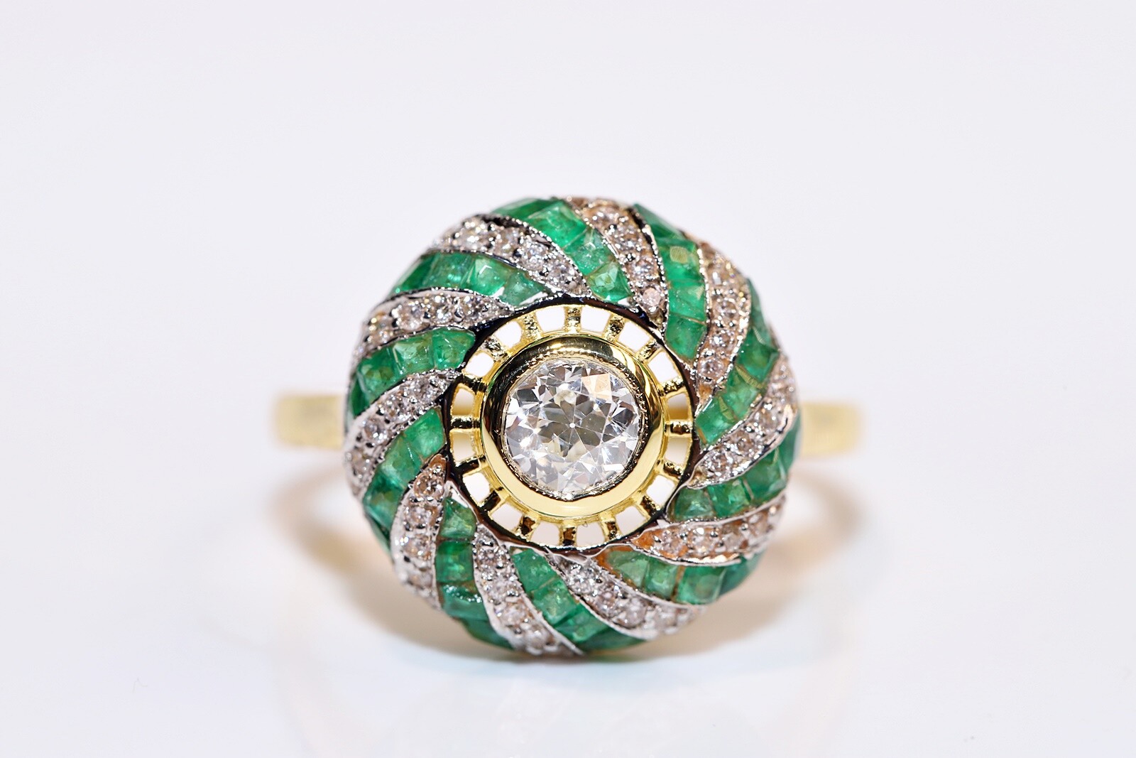 New Made 18k Gold Natural Diamond And Caliber Emerald Decorated Cocktail Ring