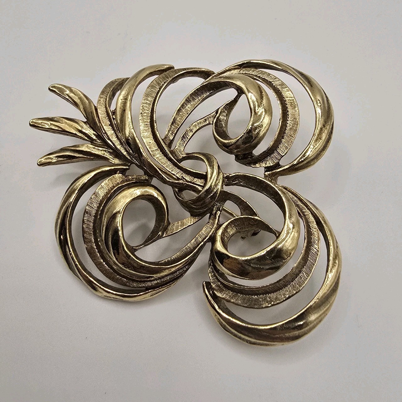 Vtg Gold Tone Swirl Ribbon Floral Brooch Large Statement Pin Textured Openwork
