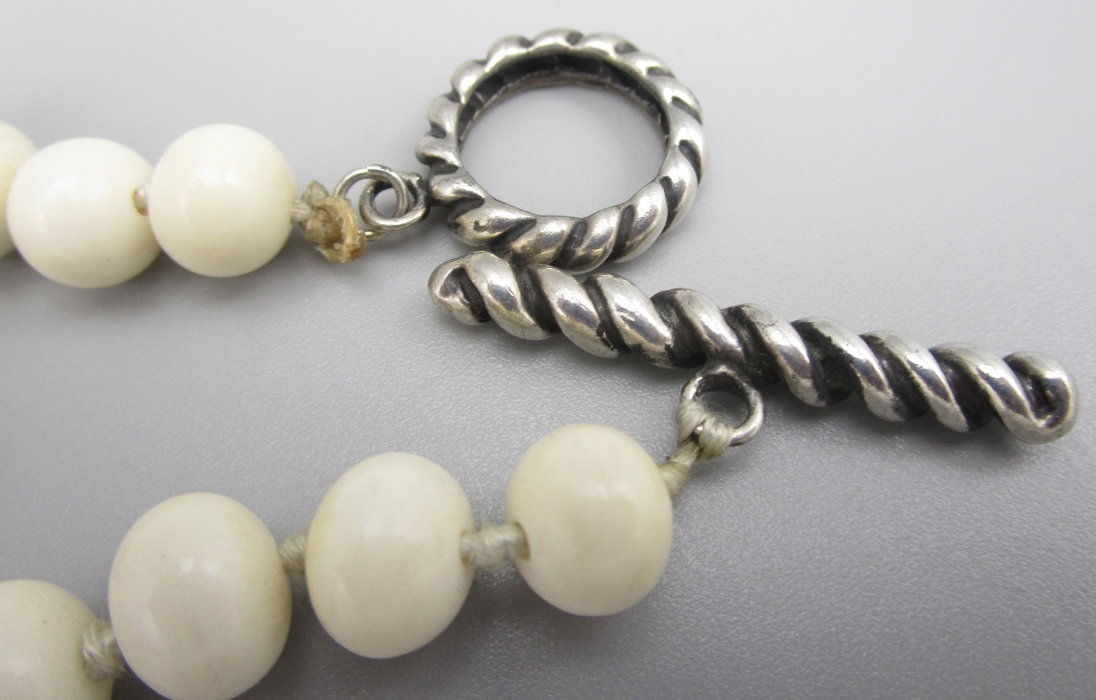 EARLY DIAN MALOUF STERLING SILVER 9.5MM CREAM BEAD NECKLACE