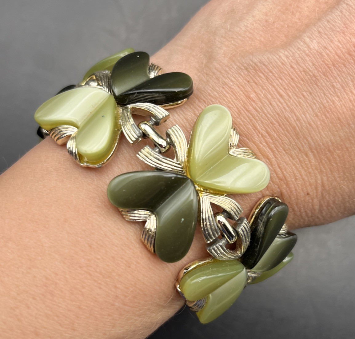 Vintage Coro Thermoset Bracelet Chunky Green Gold Tone Heart Mid Century 7.25 In