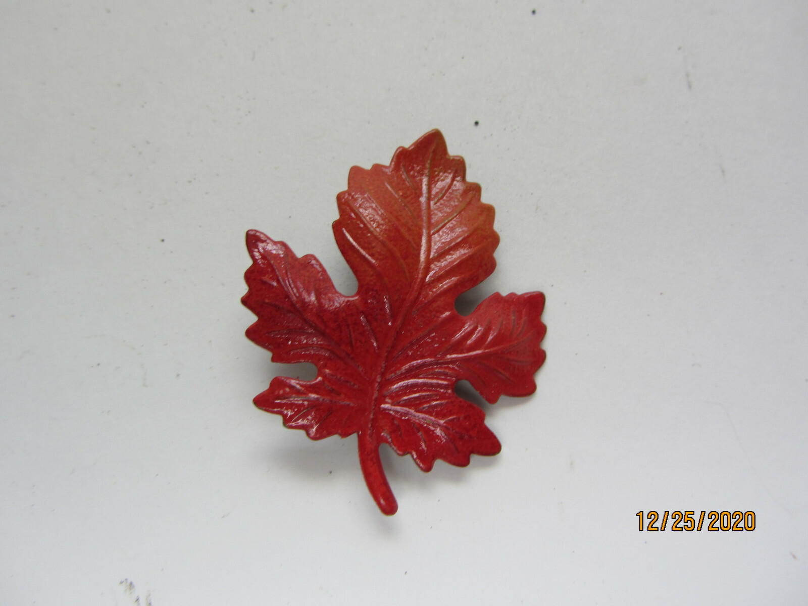 VINTAGE ENAMEL FALL COLORS RED & ORANGE MAPLE LEAF BROOCH PIN