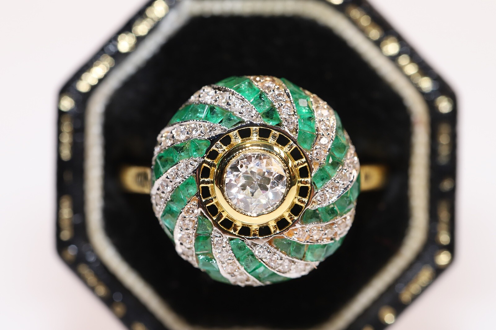 New Made 18k Gold Natural Diamond And Caliber Emerald Decorated Cocktail Ring