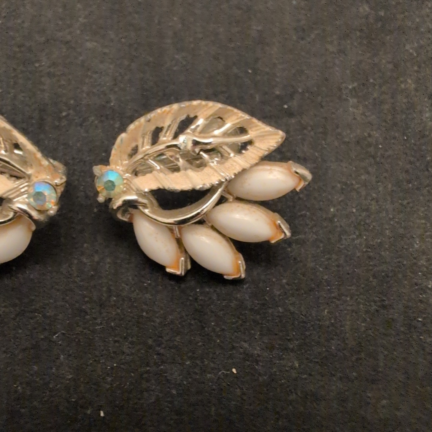 Vintage Lisner White Screw Back Earrings With Silver Tone Filigree 