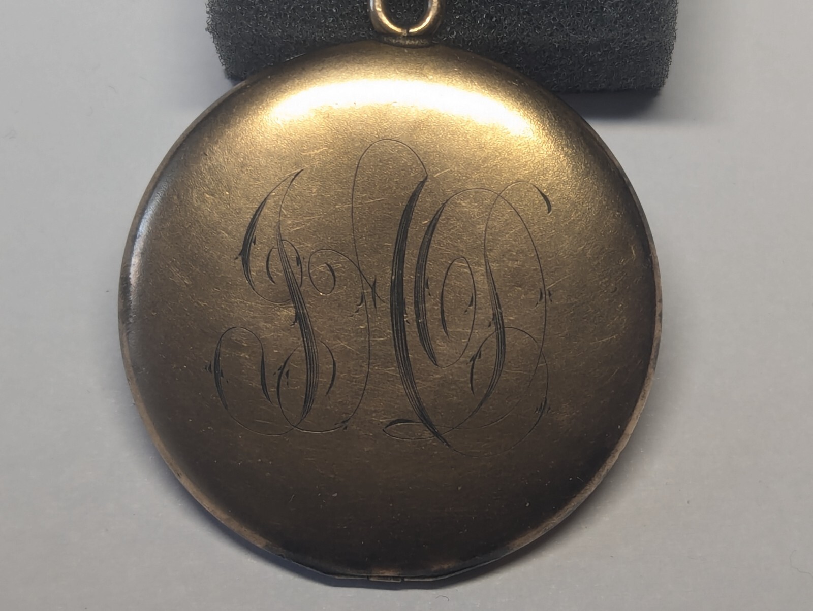 VINTAGE GOLD FILLED PHOTO PICTURE LOCKET PENDANT MONO ABOUT 1 10/16″ WIDE