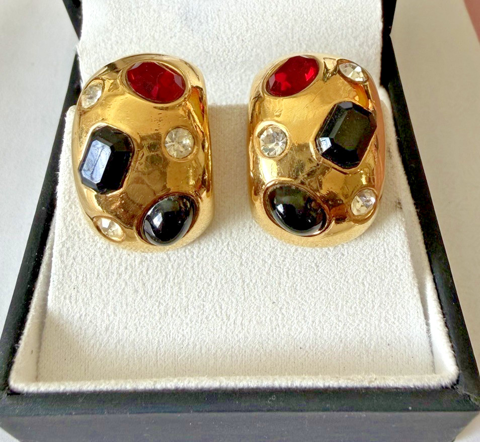 CINER VTG GRIPOIX Black Red Clear Glass Cabochon Rhinestone Hoop Clip Earrings