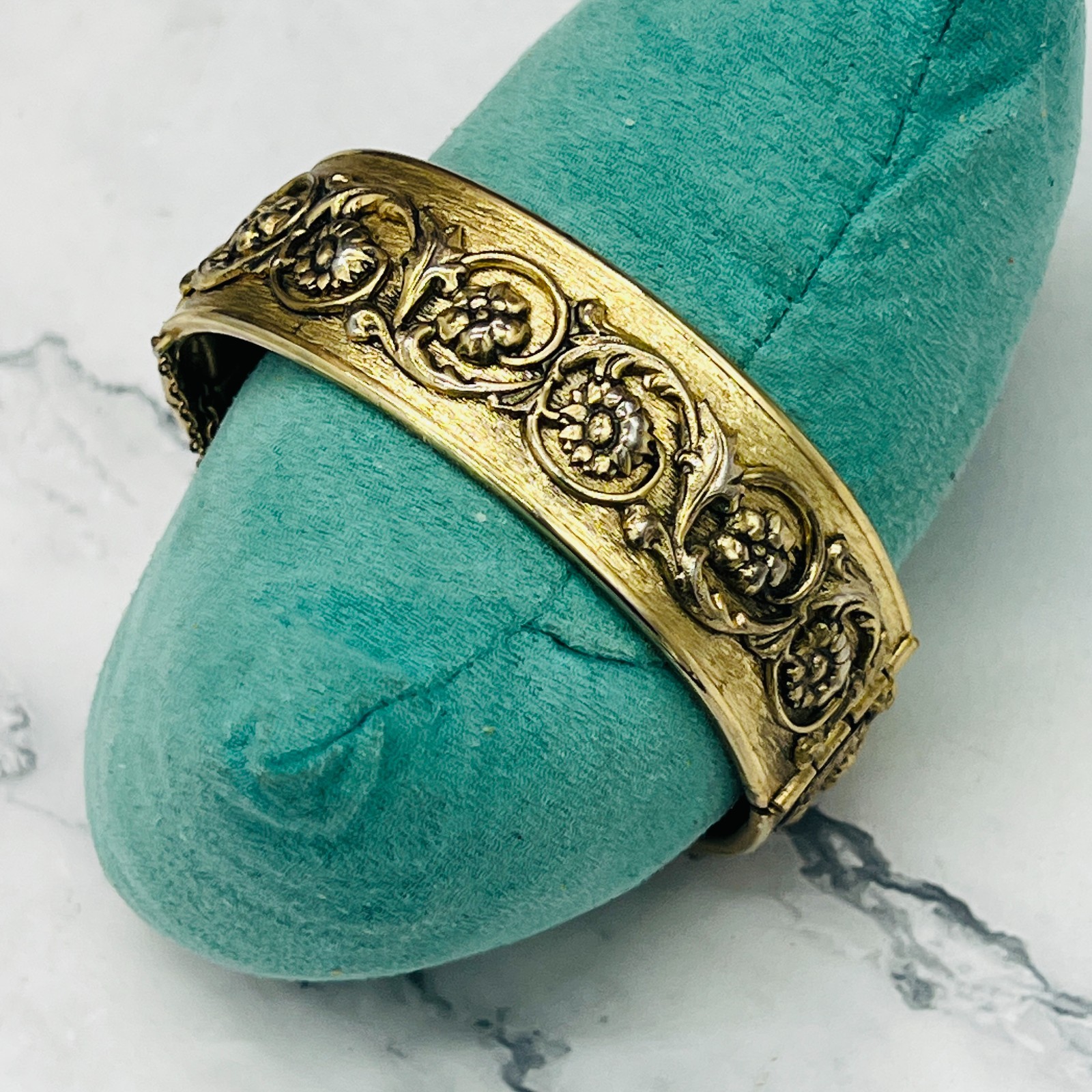 Vintage WHITING & DAVIS SWIRLED FLOWERS GOLD TONED HINGED 7″ BRACELET 1971