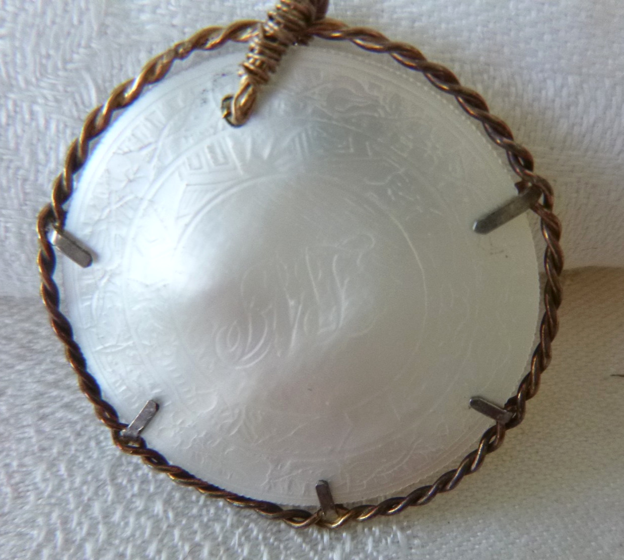 VTG Asian Artisan Mother of Pearl 1 3/8″ Disk Pendant Etched Scene Both Sides