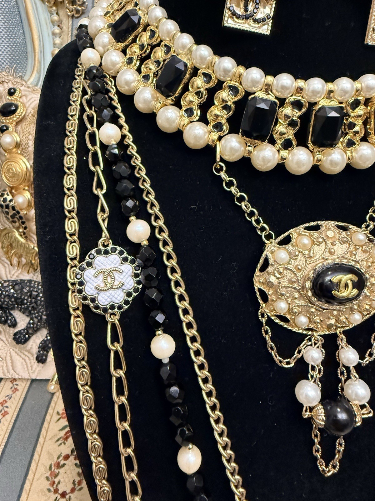 „Midnight Paris – Layered Black & Gold Vintage Statement Set”