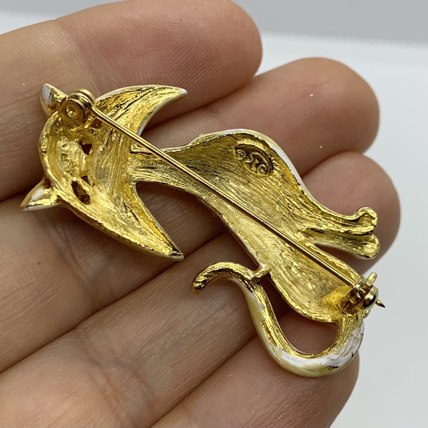 VTG LINDA GAL ORANGE CREAM ENAMEL CAT BROOCH GOLD TONE GREEN CRYSTAL EYES