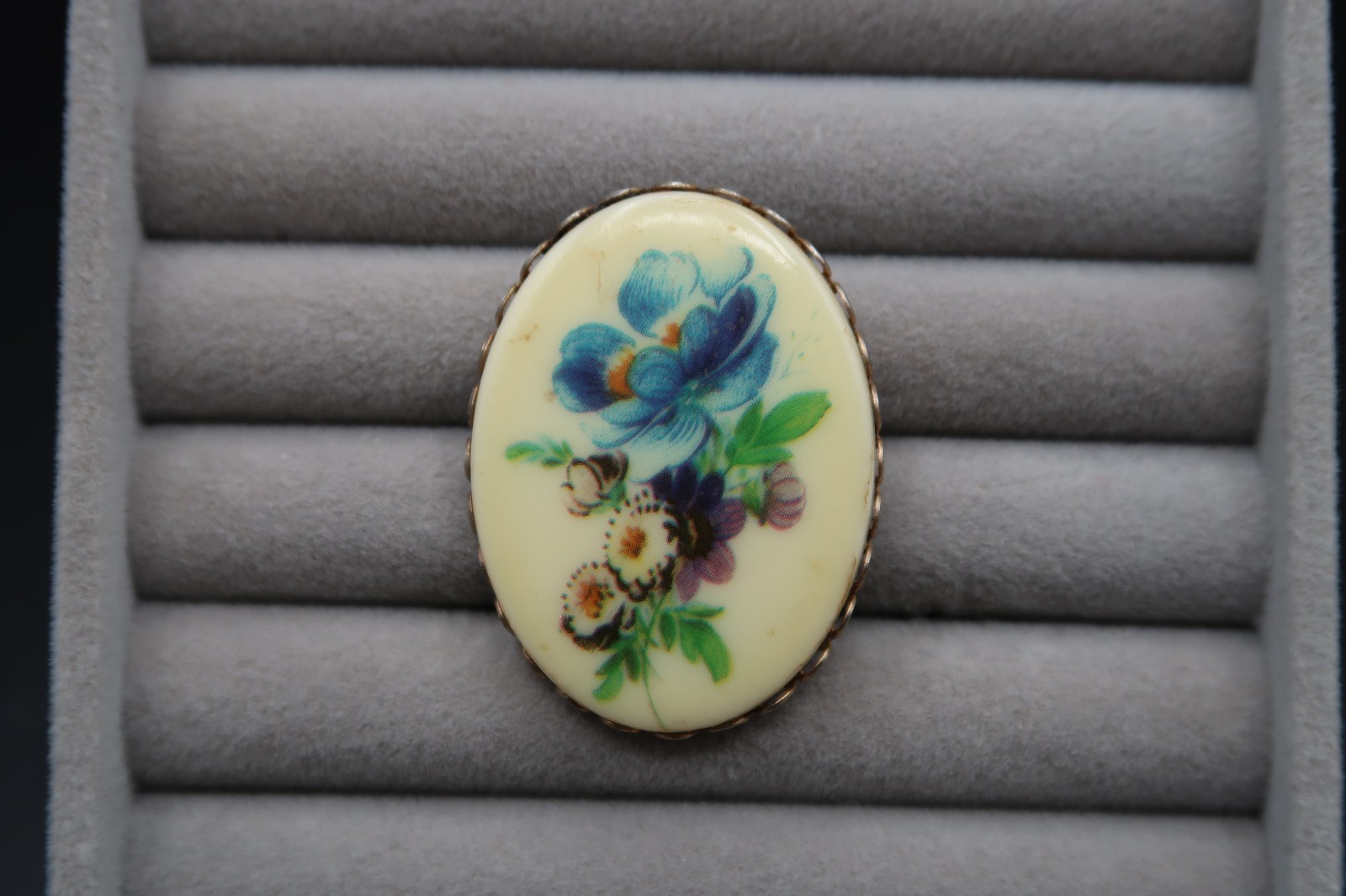 Vtg Cameo Brooch Floral Bouquet Design Cream Base Scalloped Metal Frame