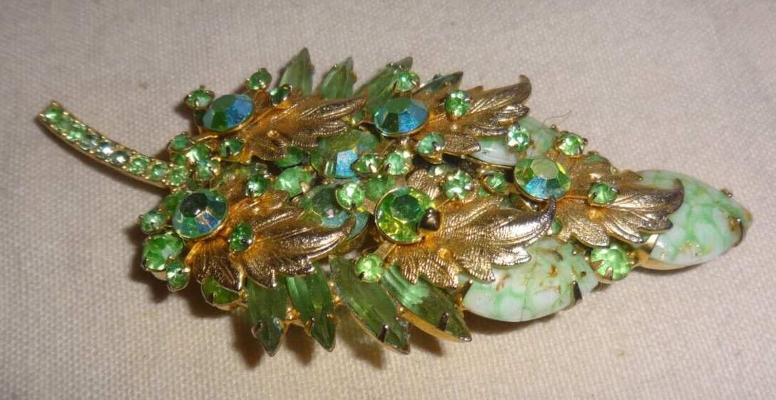 VTG Juliana DeLizza & Elster Green Matrix Gold Tone Leaf & Rhinestone Brooch