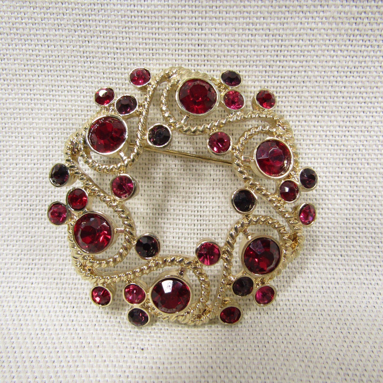 Napier Wreath Brooch Pin Gold-tone Rhinestone Red Pink Purple Almost 2″ diameter