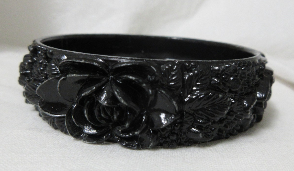 Vintage Molded Black Lucite Floral Bangle Bracelet 7 1/2″