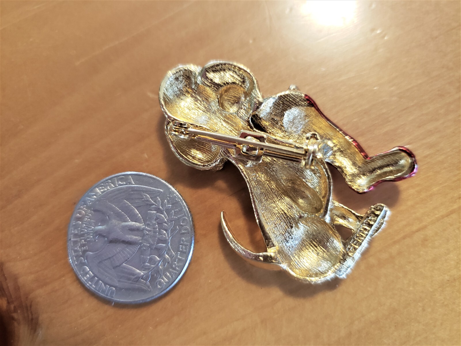 VINTAGE GERRYS CHRISTMAS GOLDPLATE PUPPY RED STOCKING PIN BROOCH COLLECT -1.9″