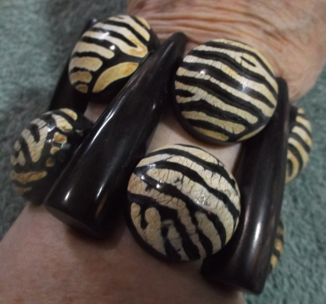 Vintage Chunky Acrylic Beaded Stretch Bracelet ~ 2 3/8″ Wide