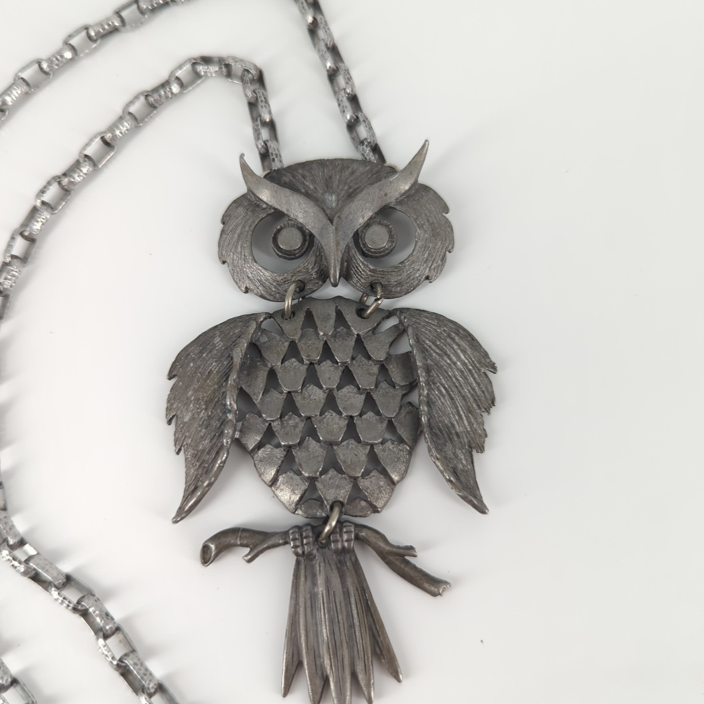 Vintage Pewter Tone Large Articulated Owl Hammered Oval Link 20″ chain Necklace