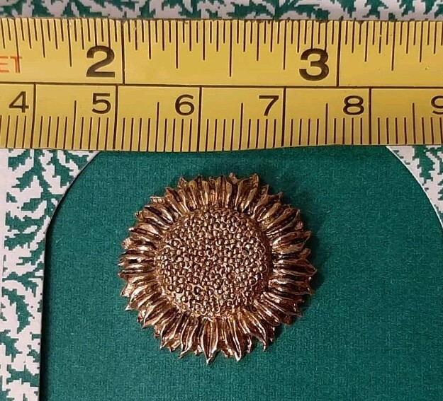 Vtg 1994 Valley Casting Gold Tone Textured Sunflower Flower Lapel Pin The Beauty