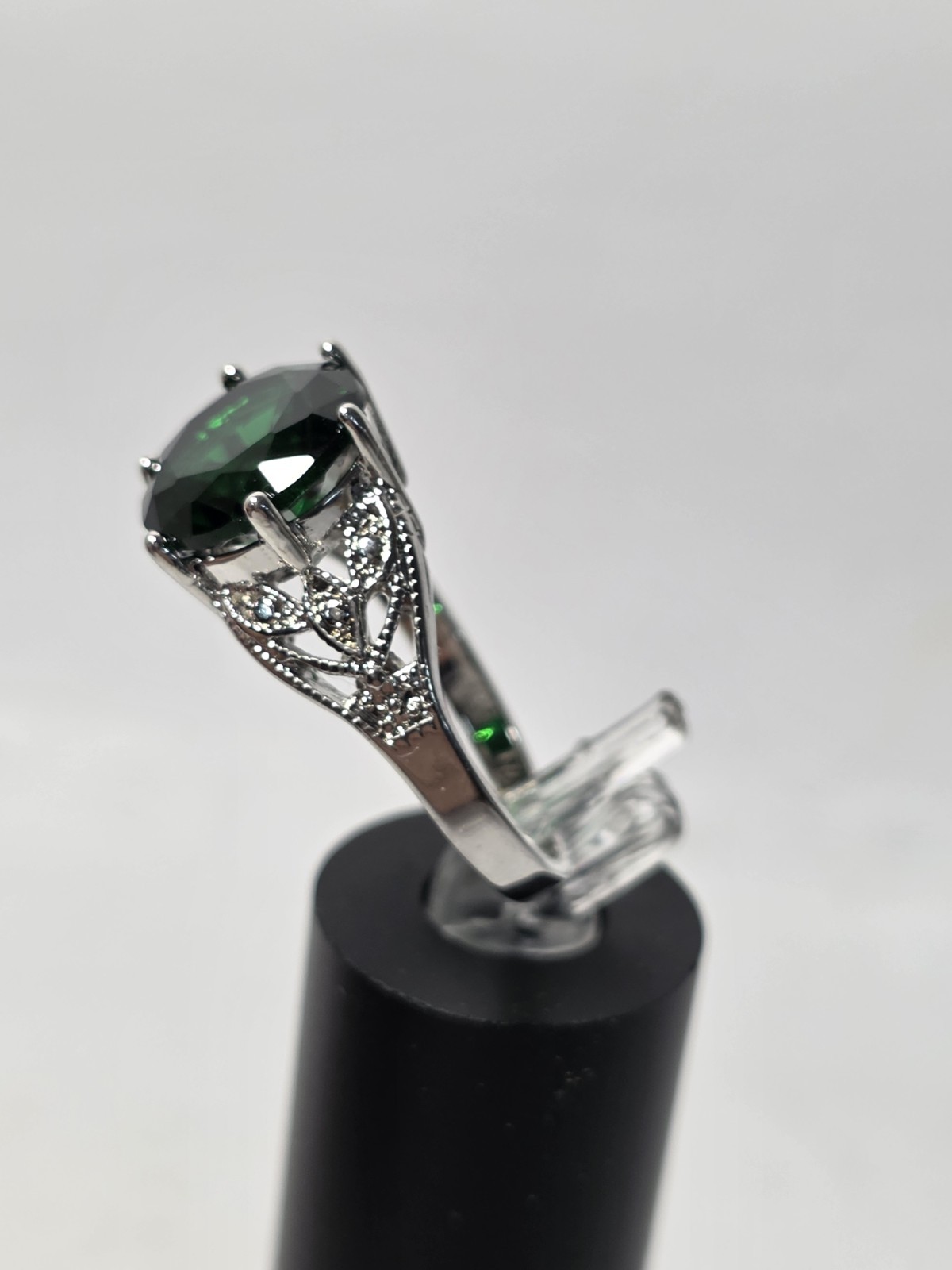 Vintage Silver Tone Filigree Ring Sz 9.5 Emerald Green Faceted Crystal Solitaire