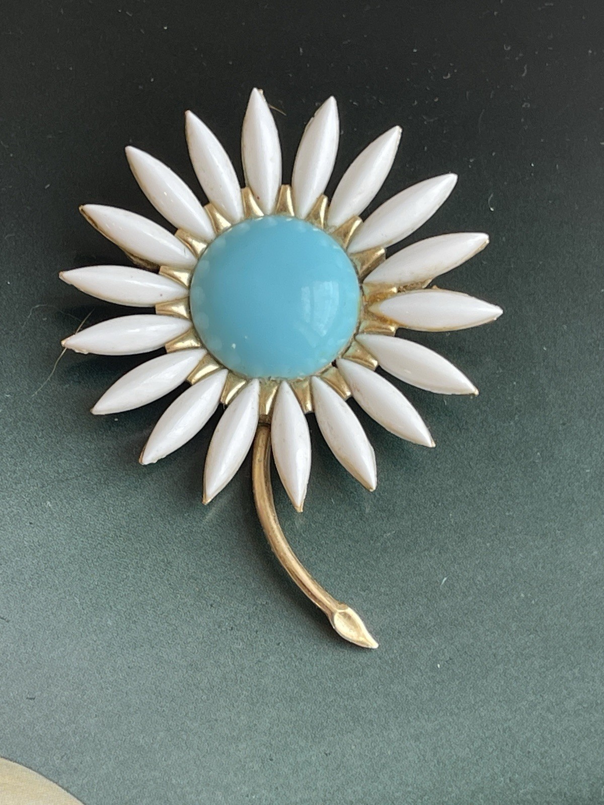 Trifari. Daisy Flower. Brooch