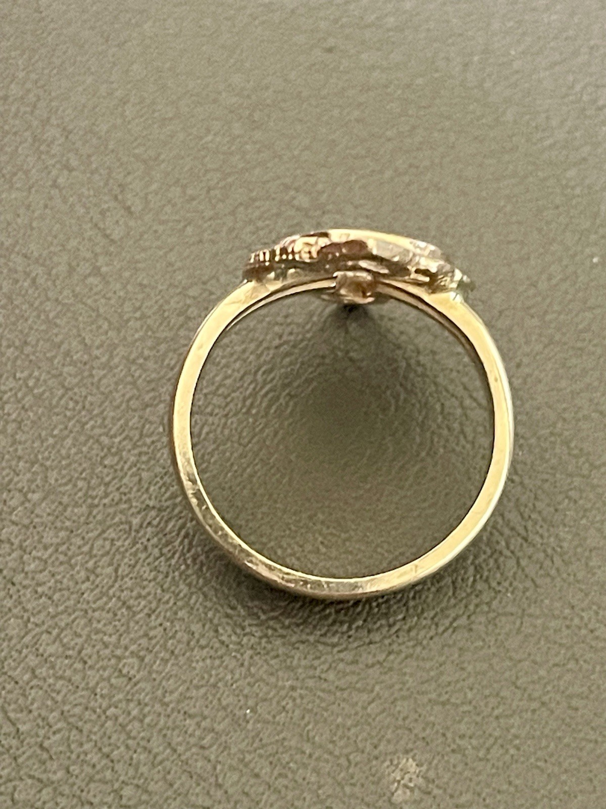 14KT Yellow Gold 0.05CTW Diamond “R” Initial Ring. Size 3.75 (BU157)