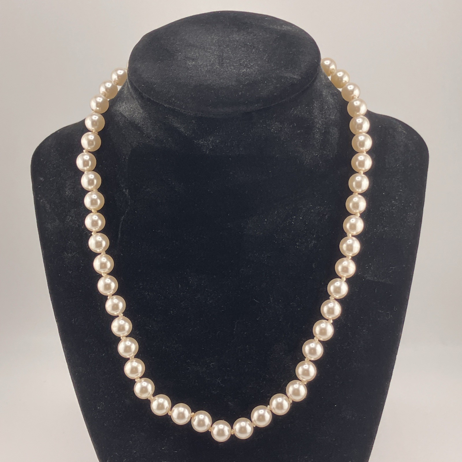 Vintage Faux Pearl Hand Knotted 17″ Necklace Princess Length Barrel Clasp SS008