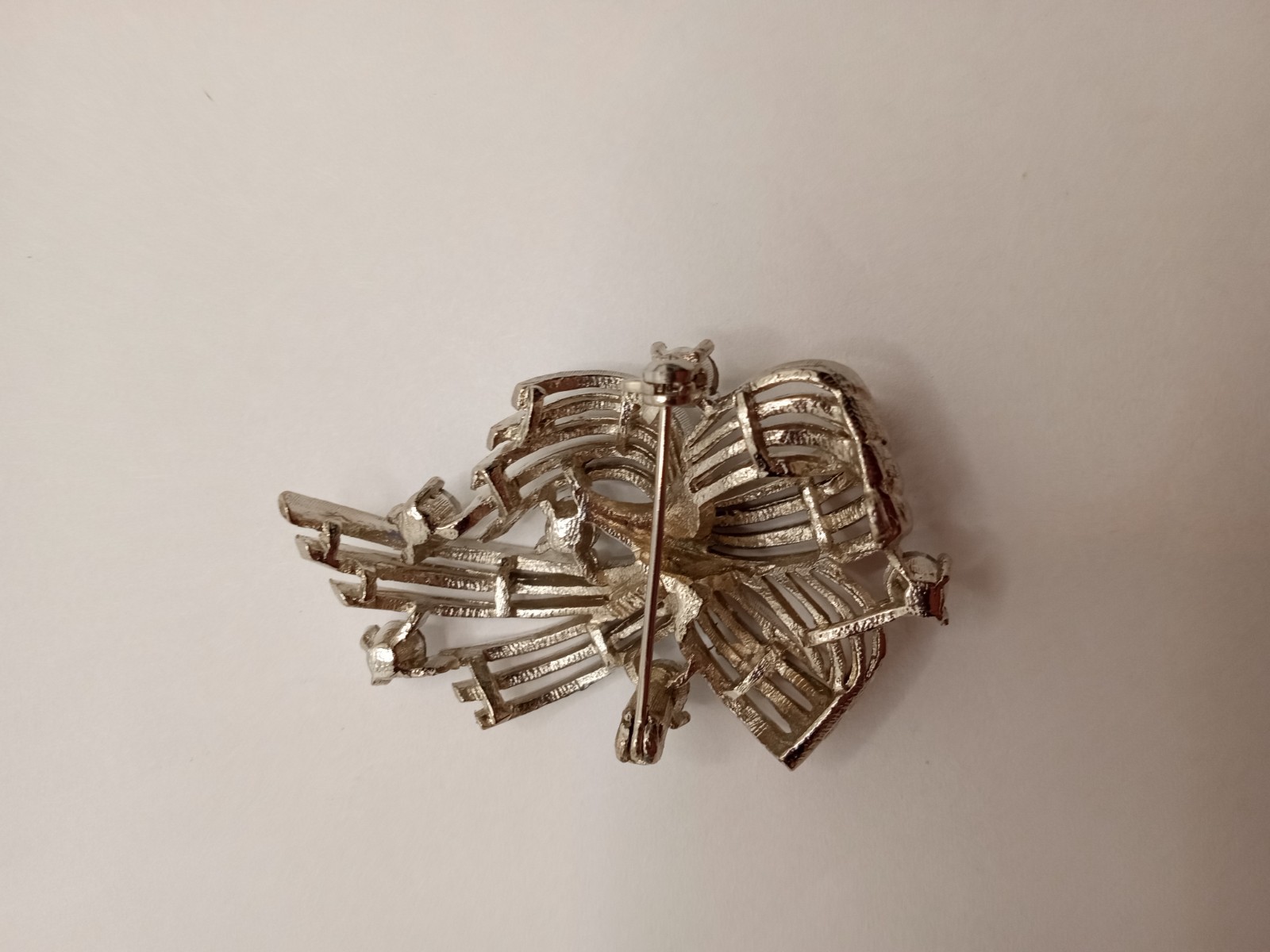 Vintage Signed Lisner Silver Tone Rhinestone Swirl Ribbon Brooch Pin