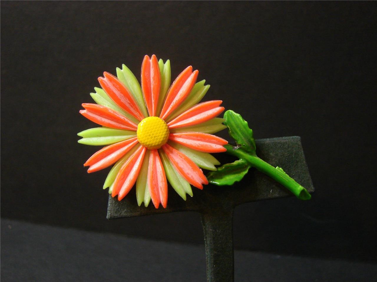 Vintage Retro Mod 60’s Green & Orange Plastic Daisy Flower Pin Brooch