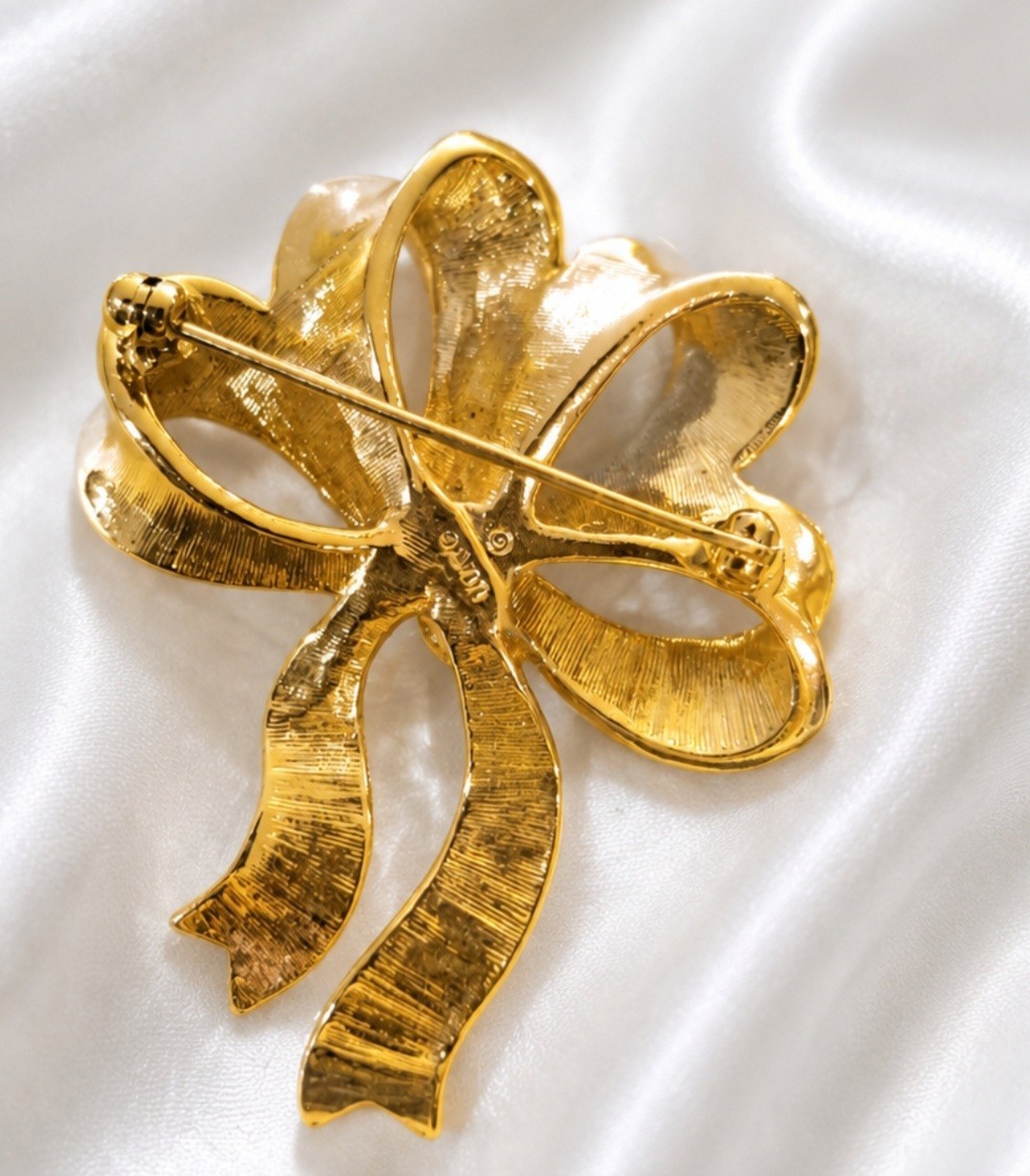 Vintage Avon Signed Gold Plated Ribbon Brooch