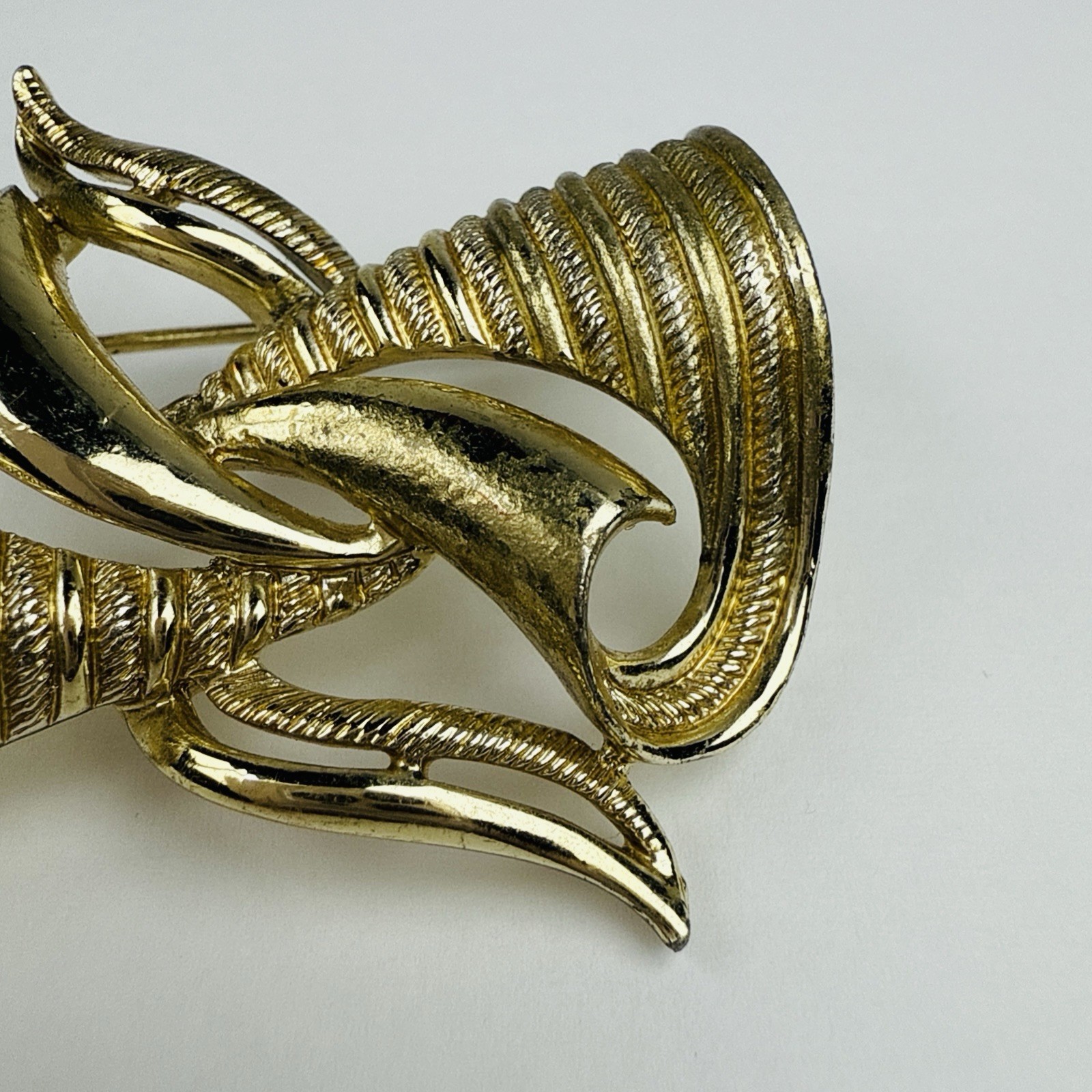 Vintage Gold Tone Brooch Textured Flowy Ribbons Unbranded 2”