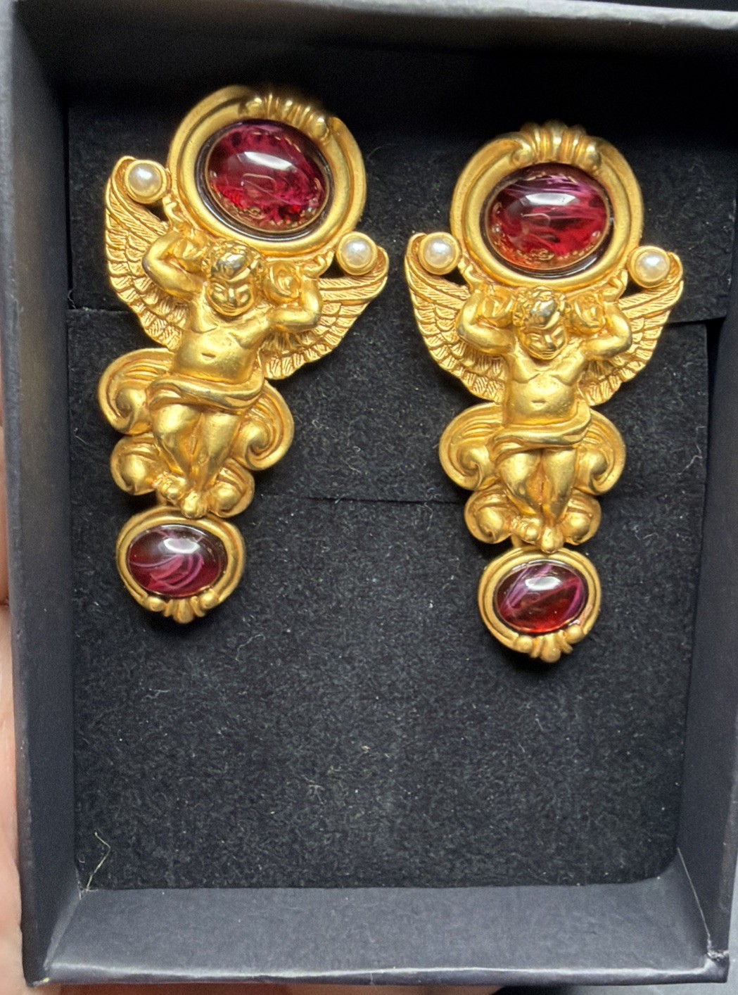 VTG ELIZABETH TAYLOR COLLECTION GILDED AGE CHERUB ANGEL DROP CLIP EARRINGS AVON