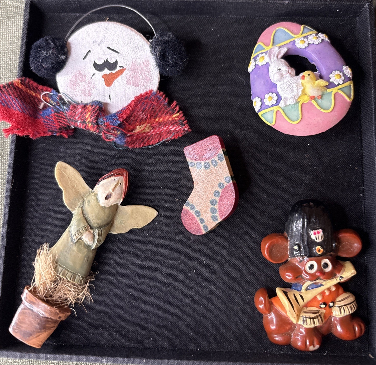 5 Vintage Brooches Wood Plastc Ceramic 70s-90s Easter Christmas Mouse Etc