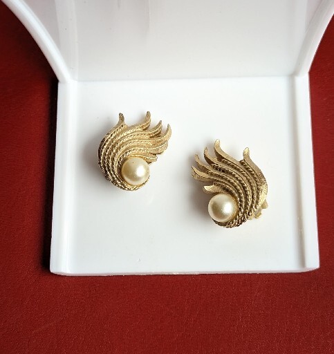 Vintage Classic KRAMER Faux Pearl Gold Tone Swirl Spray 1″ Clip Earrings