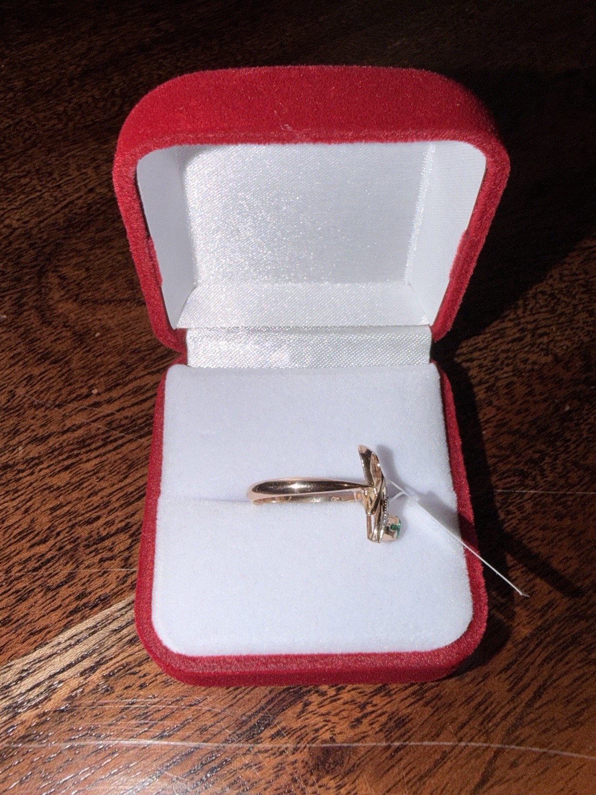Vintage 14K Gold Emerald & Diamond Accent Ring – Unique Ribbon Design