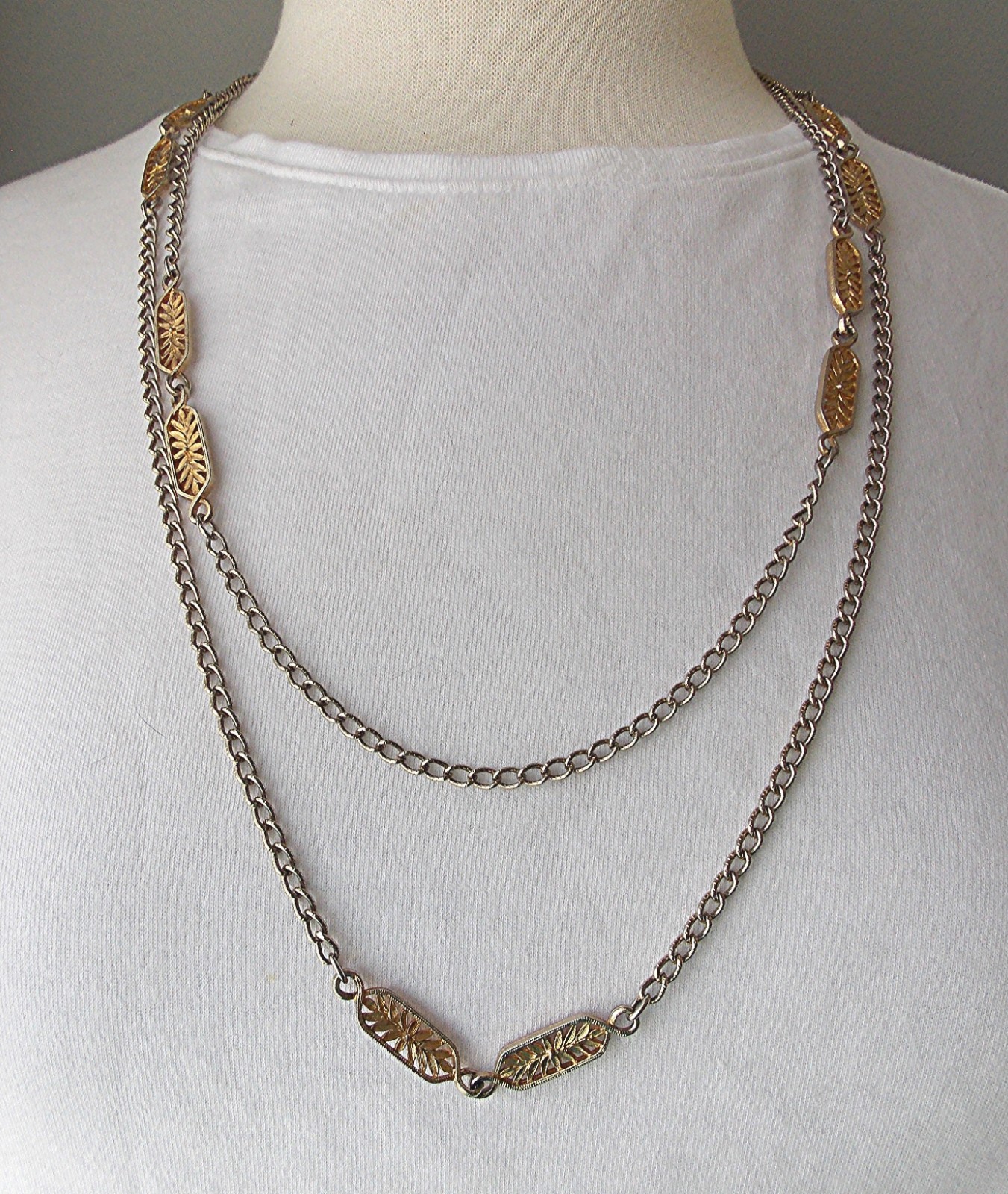 VINTAGE MID-CENTURY LOVELY GOLD TONE CHAIN 58″ AROUND SINGLE STRAND NECKLACE