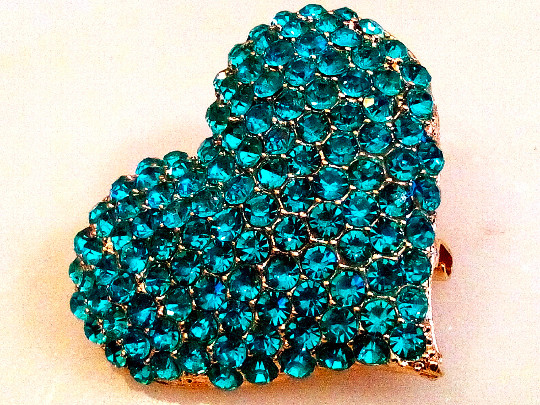 VALENTINE’S HEART BROOCH!Sparking Faceted Blue Crystal Pin.Yellow Gold Tone Set.