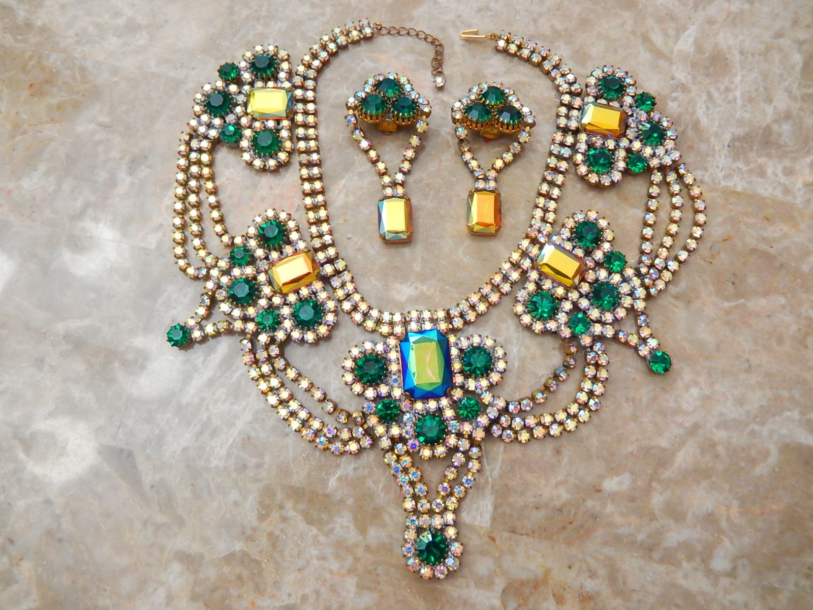 VINTAGE CZECH MAGNIFICENT RHINESTONE GREEN GOLD AB FESTOON NECKLACE EARRINGS SET