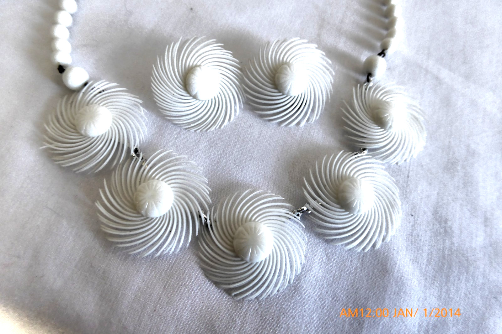 VINTAGE 50s WHITE SOFT PLASTIC PINWHEEL NECKLACE & EARRINGS SET