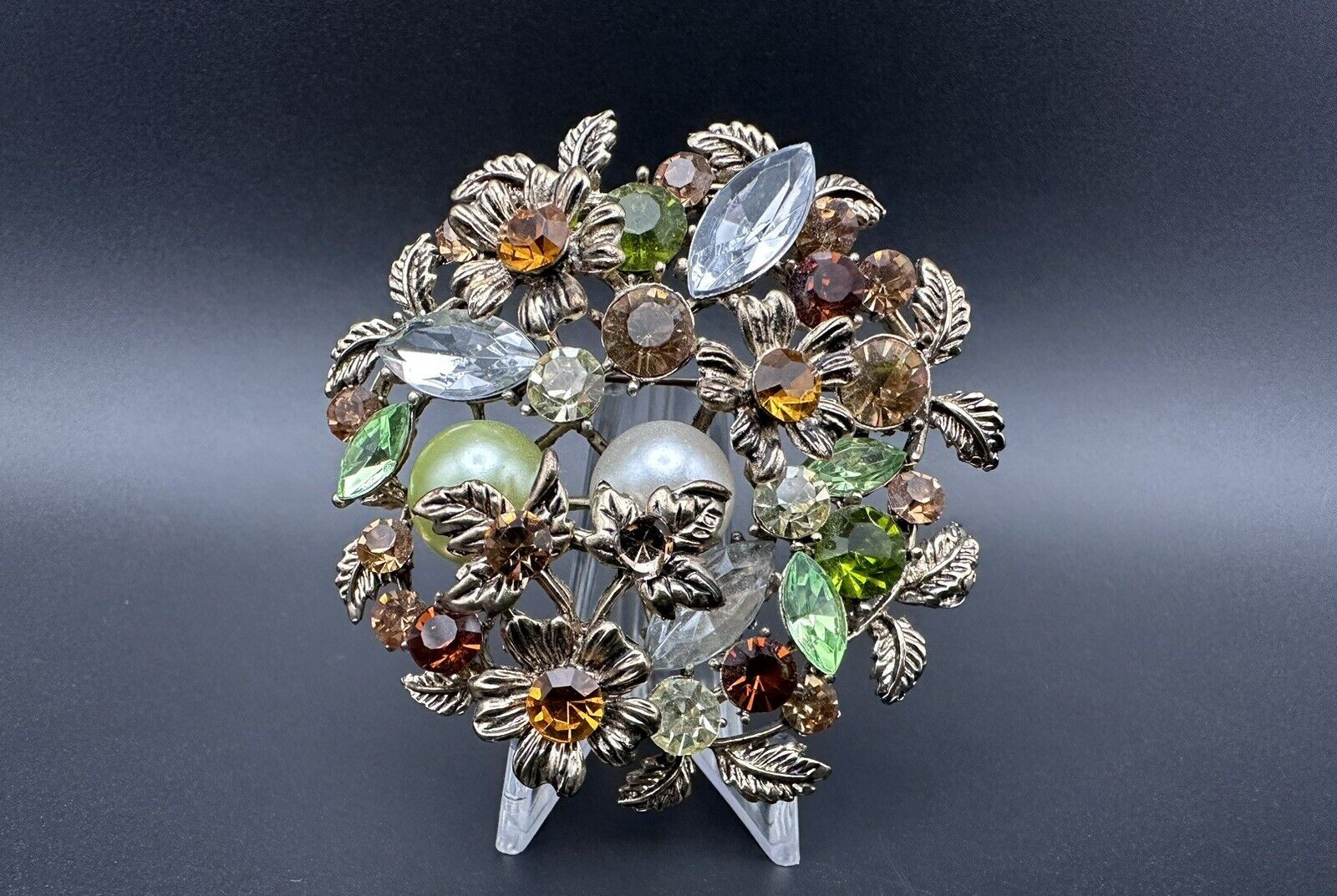 VTG GOLD TONE FLORAL PIN/BROOCH WITH GREEN, AMBER, CLEAR, BROWN RHINESTONES K832