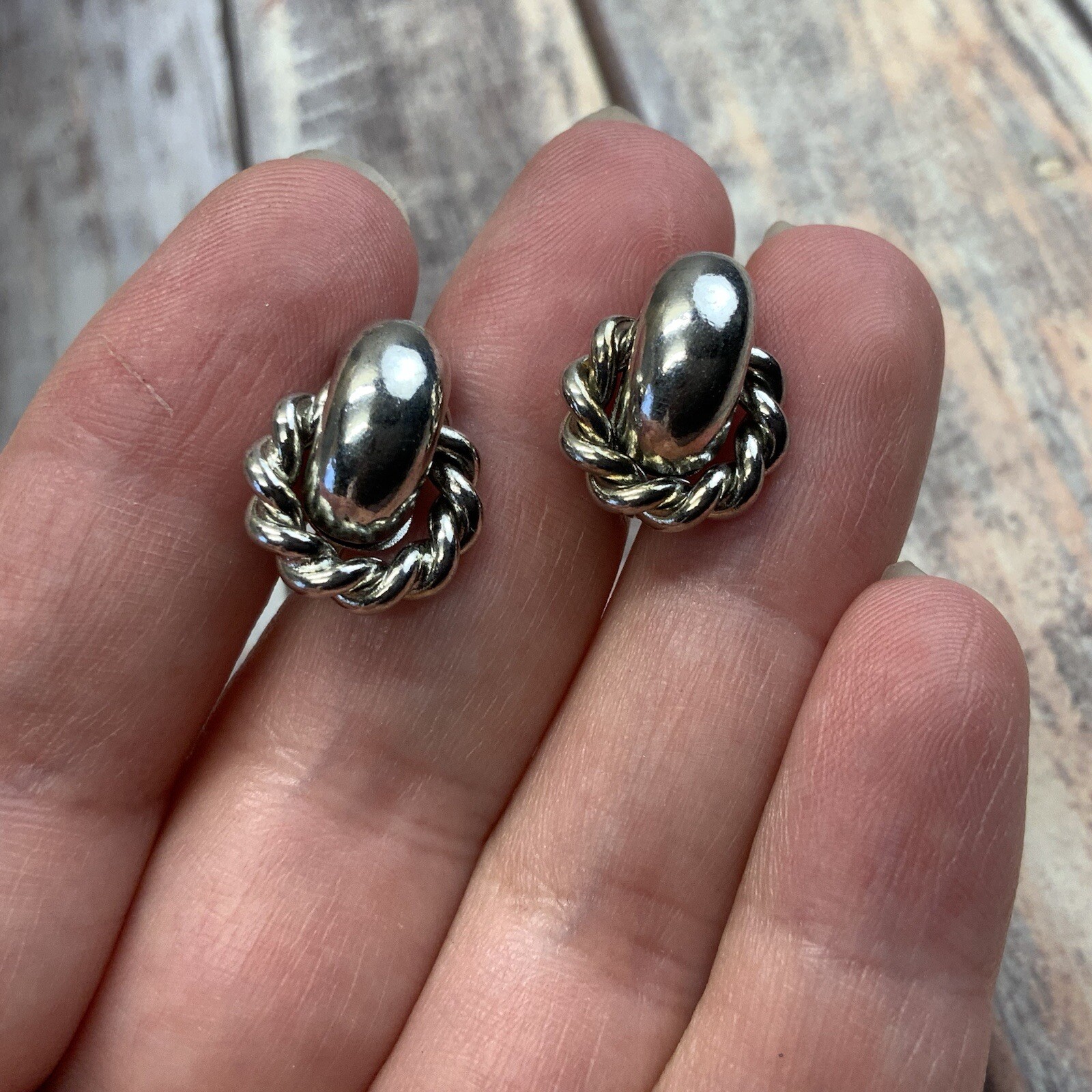 Classic vintage 60s screw back knot earrings in silver tone metal